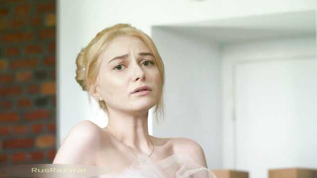 Балерина без трусиков дрочит во время разминки