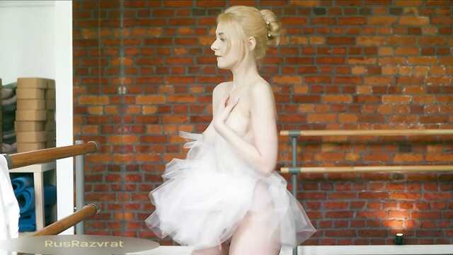 Балерина без трусиков дрочит во время разминки