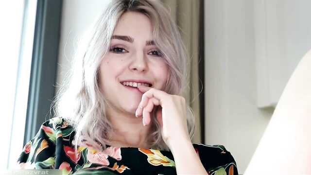 Секси Eva Elfie потекла и дрочит прямо на кухне