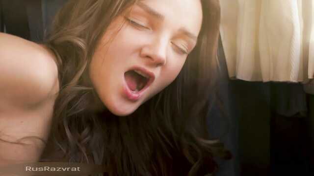 Голая красотка устала и дрочит на заднем сидении