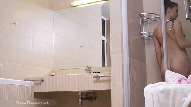 Сочная Sofi Li моется и дрочит киску в душевой