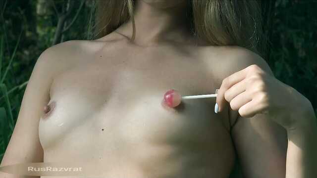 Перешла на новый уровень и мастурбирую в лесу