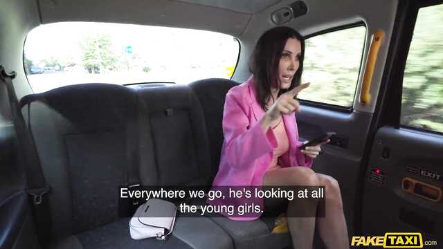 Милф и ее измена с таксистом
