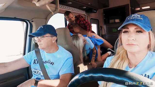 Раскрепощённая попутчица никак не угомонится