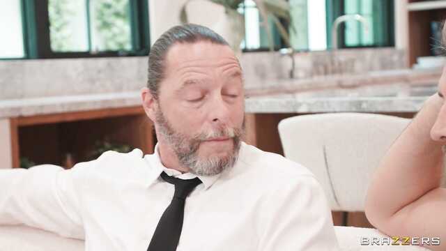 Жена привела подругу для трио