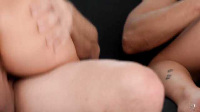 Домашняя вечеринка распутных свингеров