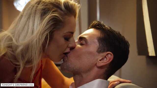 Красивой милфе засадил молодой поклонник