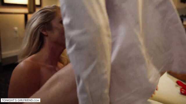 Красивой милфе засадил молодой поклонник