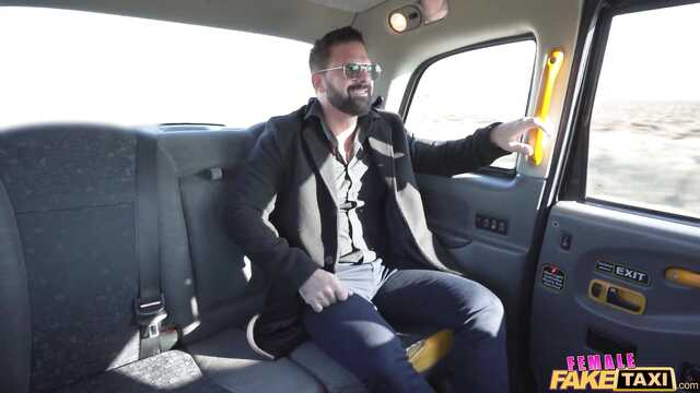 Секс с красивой таксисткой по дороге в магазин