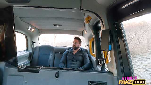Секс с красивой таксисткой по дороге в магазин