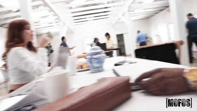 Ебля в офисе - как способ расслабиться