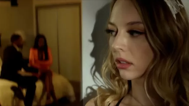 Ер адам әйелдердің аяғын жалайды