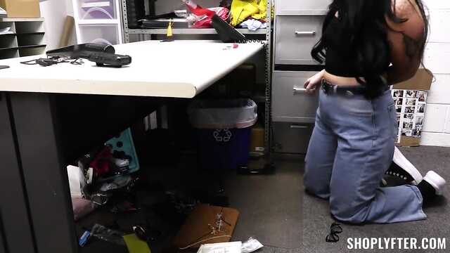 Губастая брюнетка попалась на краже и была выебана