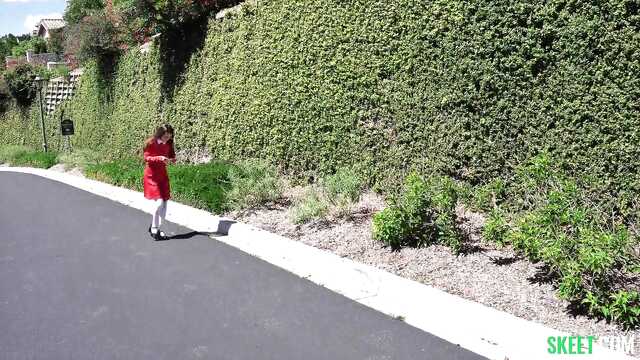 Хозяин шоколадной фабрики ебет молодую в лохматку