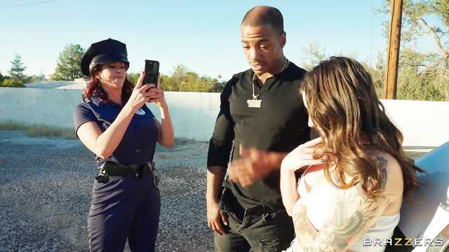 Ебливая полицейская переспала с преступниками