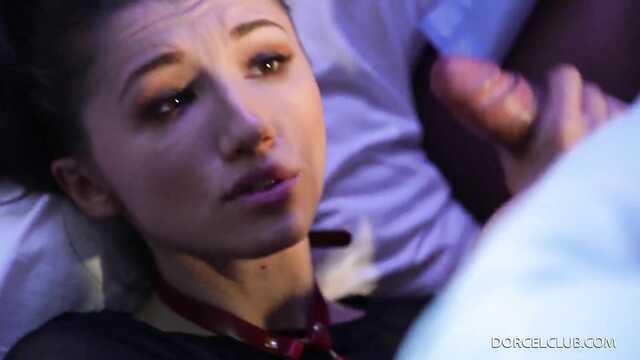 Тощая рабыня в секс наряде делает приятно мужчинам