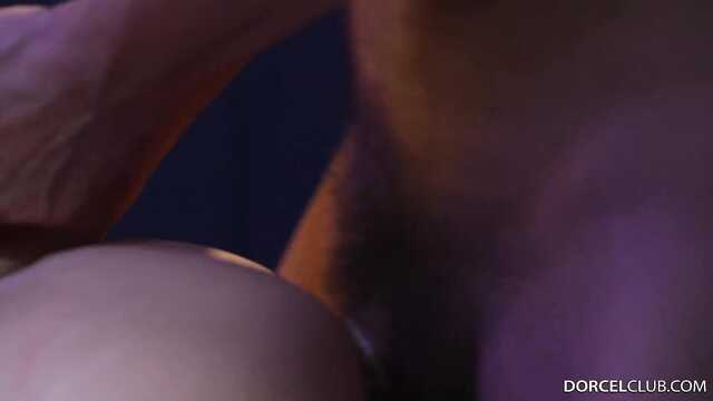 Тощая рабыня в секс наряде делает приятно мужчинам