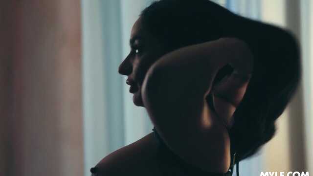 Меня ебет усатый мачо на столе перед подружками