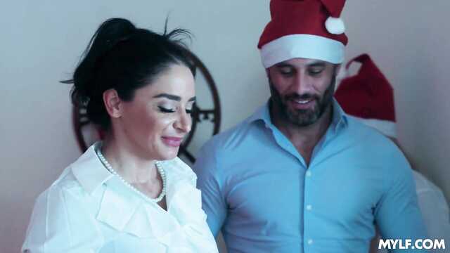 Меня ебет усатый мачо на столе перед подружками