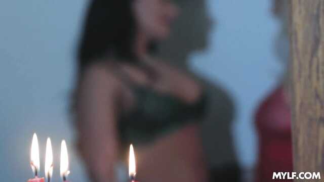 Меня ебет усатый мачо на столе перед подружками