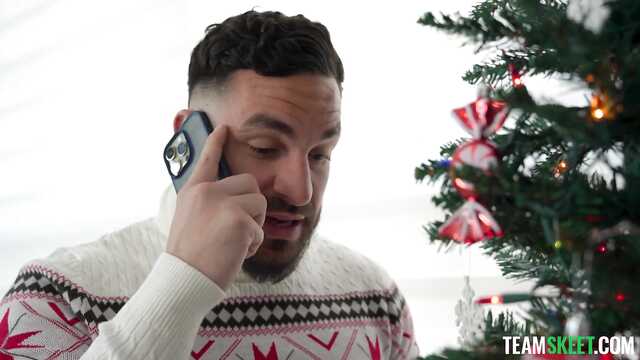 Встречаем рождество сексом на фоне нарядной елки