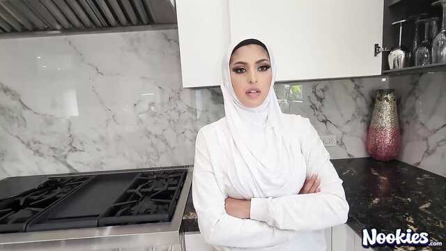 Арабские подружки в платках пробуют секс втроем