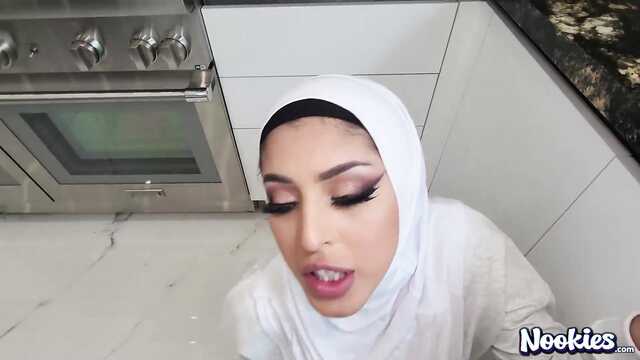 Арабские подружки в платках пробуют секс втроем