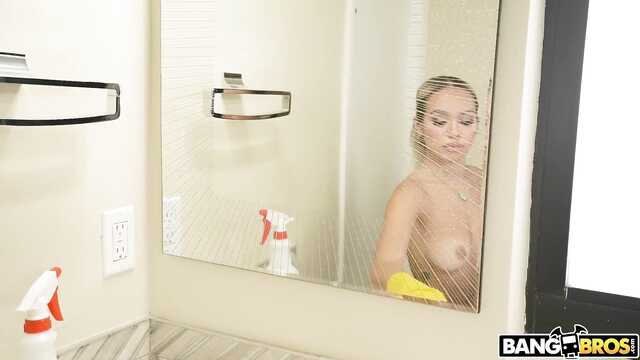 Черный господин насадил на член милую горничную