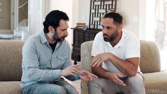 Дочкины попки классно смотрятся на папиных хуях