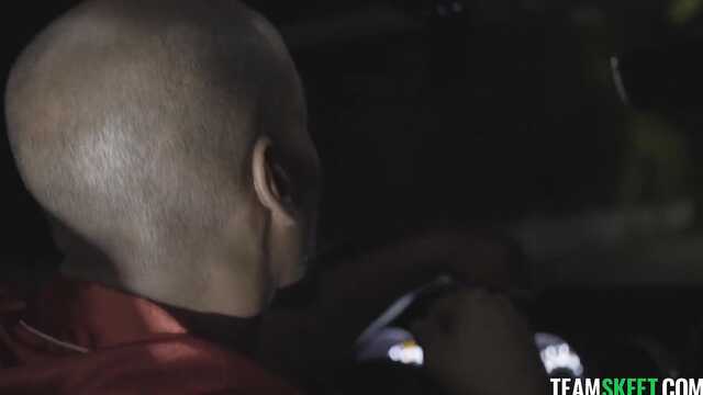 Девушка по соседству удовлетворила негра пиздой