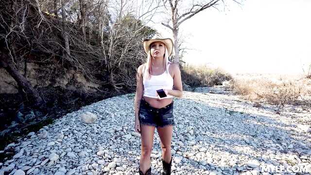 Сельская пастушка попала в беду и была выебана