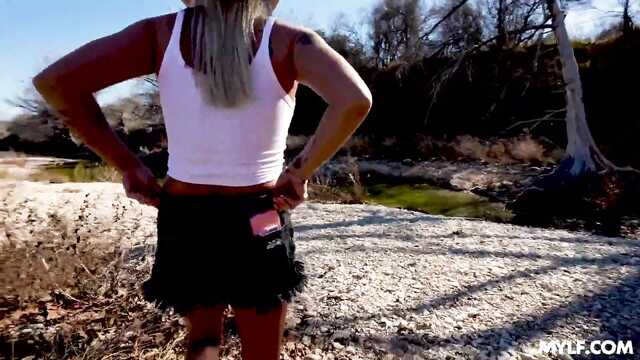 Сельская пастушка попала в беду и была выебана