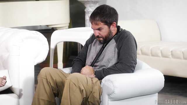 Семейные пары собрались в загородном доме для ебли