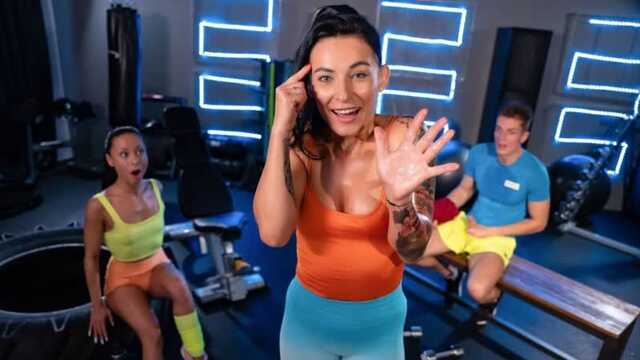 Спортивные телки удовлетворяют тренера в зале