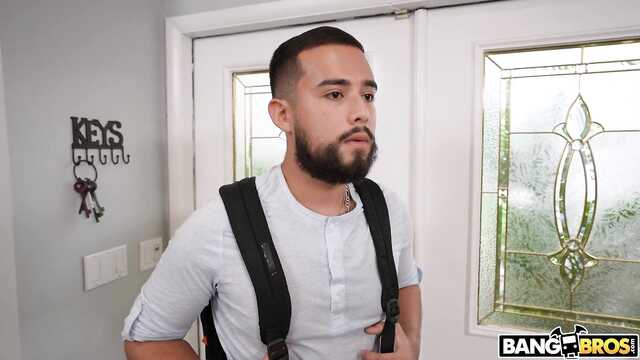 Хорошенькая толстушка из Азии умывается кончиной