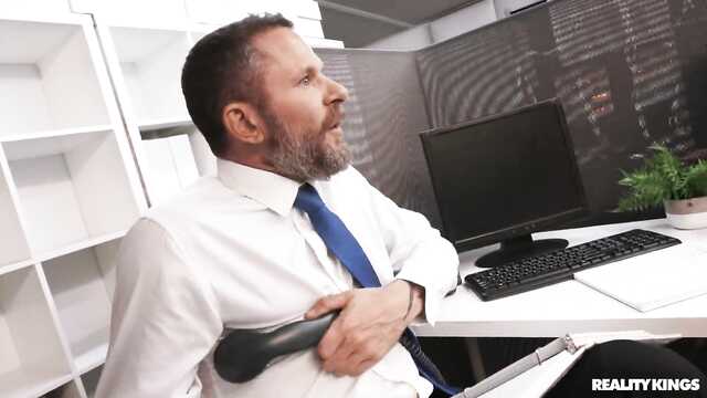 Потекла во время работы и отдалась боссу в офисе