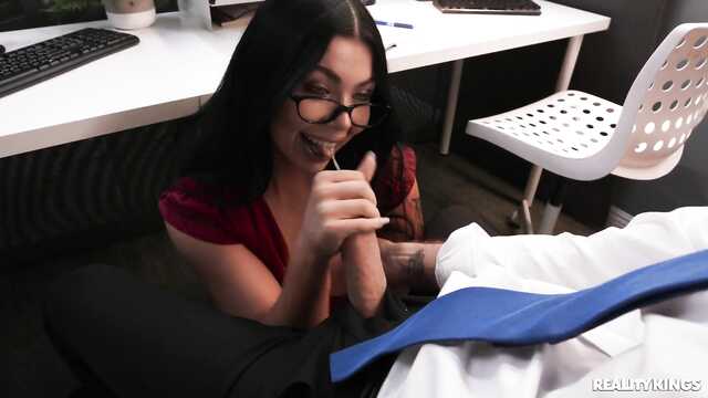 Потекла во время работы и отдалась боссу в офисе