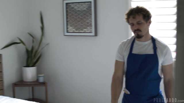 Голая уборщица пробует сперму небритого хозяина