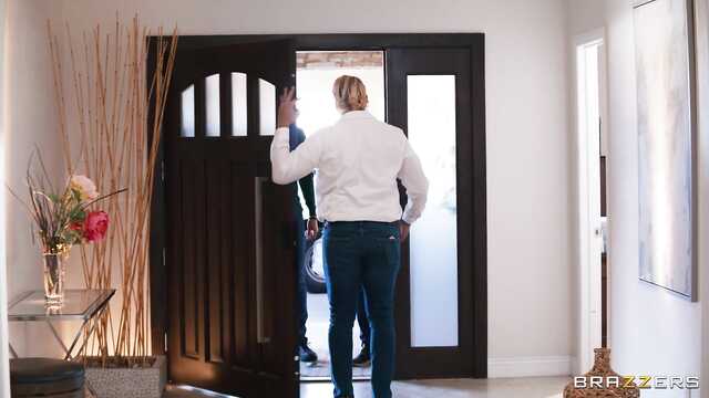 Друзья сына помогают маме кончить и кормят спермой