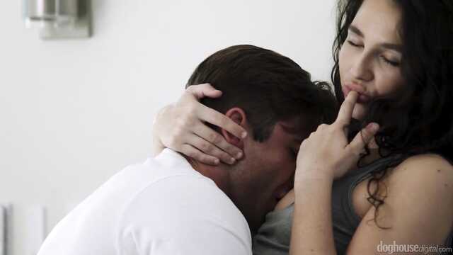 Старший брат трахает мою дырочку и оплодотворяет