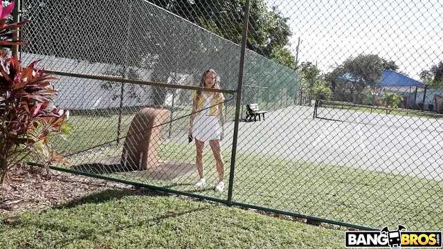 Заманил молодую в автобус, чтобы засадить в попку