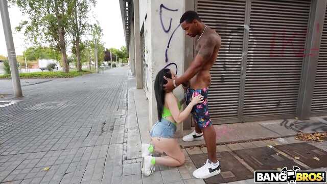 Молодая кубинская красотка отдается негру на улице