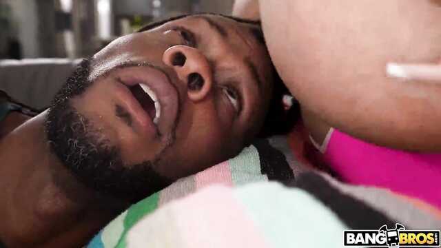 Проворный африканец мнет мои сиськи и засаживает