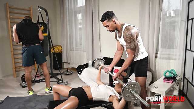 Масляная худышка разминается на двух черных хуях