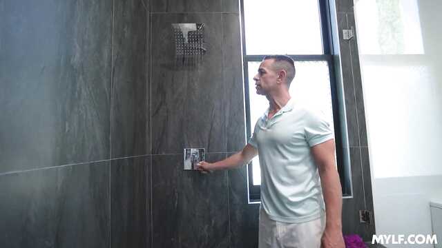 Сочная мамочка расплатилась сексом с сантехником