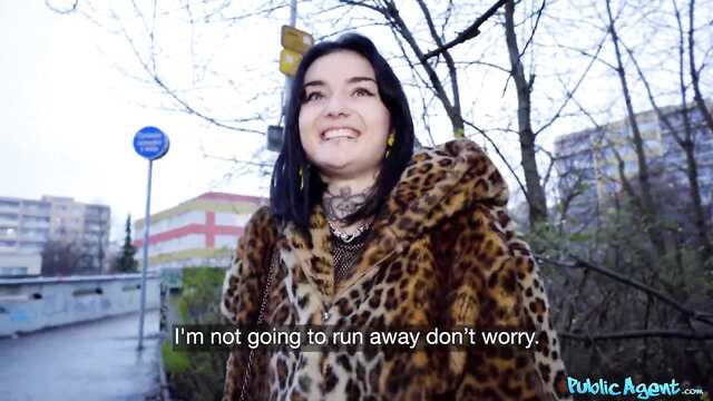 Пикапер снял студентку, выебал и накормил спермой