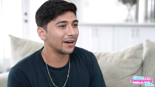 Любительницы фэнтези игр подарили друг секс втроем