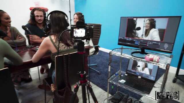 Блондинку ебут на студии перед коллегами по работе