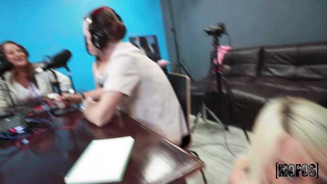 Блондинку ебут на студии перед коллегами по работе