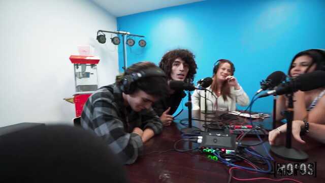 Блондинку ебут на студии перед коллегами по работе